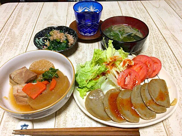 Snapdishの料理写真:今日の男飯(＞人＜;)テニス前の晩ごはんバージョン♬
大根と豚バラの煮物and静岡黒はんぺんの胡麻油焼きand静岡黒はんぺんと大根葉とモヤシとワカメの味噌汁andほうれん草のおひたし♬

また、ごはん炊くの忘れてました(＞人＜;)|ひーちゃんさん