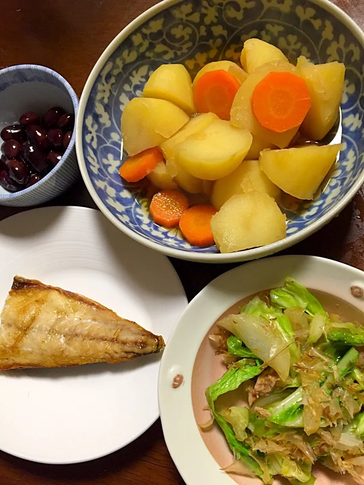 Snapdishの料理写真:干鯵の焼物   じゃがいも🥔と人参の煮物  キャベツと玉葱のオイスターソース炒め  黒豆|掛谷節子さん