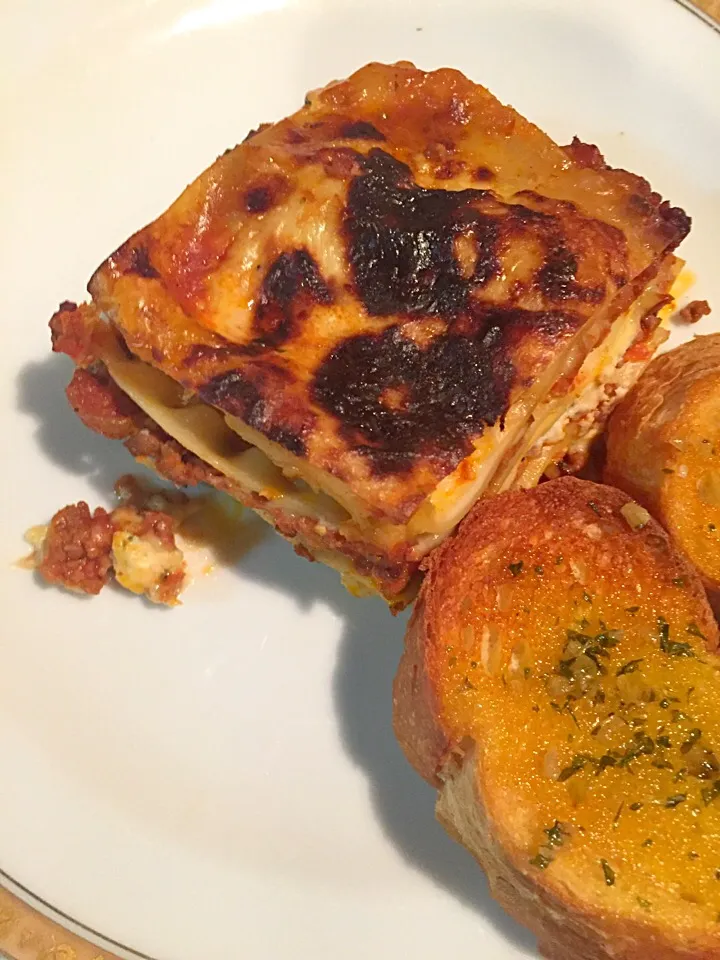 Lasagna and garlic bread|Chris Shannonさん