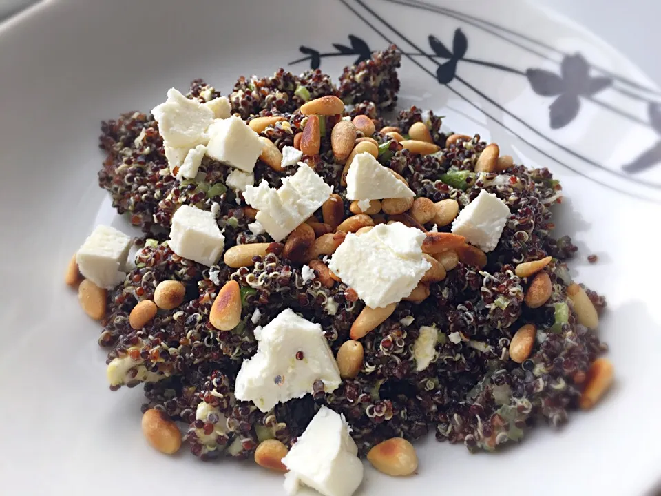 Quinoa feta and pine nuts salad|Gusto Agostiさん