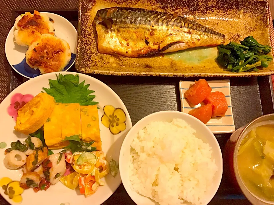 Snapdishの料理写真:秋田からの海の幸和定食

☆鯖の味噌漬け（秋田より
☆明太子（秋田より
☆はんぺんバーグ
☆ほうれん草のおひたし
☆フルーツパプリカの大葉マヨ和え
☆ちくわの梅和え
☆キャベツとナスの合わせ味噌の味噌汁|☆アスカ☆さん