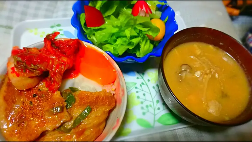 Snapdishの料理写真:20170127朝ごはん✨キムチと豚の生姜焼き丼＆お味噌汁＆サラダ🍀|メイメイda.さん