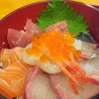 Snapdishの料理写真:海鮮丼💕#魚やん|カオルコさん