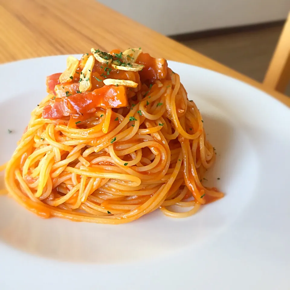 ベーコンとニンニクのトマトソースパスタ|くまごろうさん