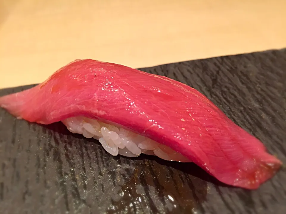 鮪 赤身の握り 〜 醤油が塗られて出てきます。美味い❗️|リフルシャッフルさん