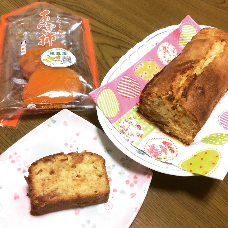 お夕飯作りと同時進行で#パウンドケーキ#焼けた 〜♪😊#福島 の美味しいとろっとろ#あんぽ柿 を入れたので膨らむか心配だったけど、無事にそこそこ膨らんで一安心💕
味見に一切れ食べたら美味すぎびっくり w あんぽ柿のおかげで絶妙にしっとりしていてハマりそう！！|夢ーテルさん