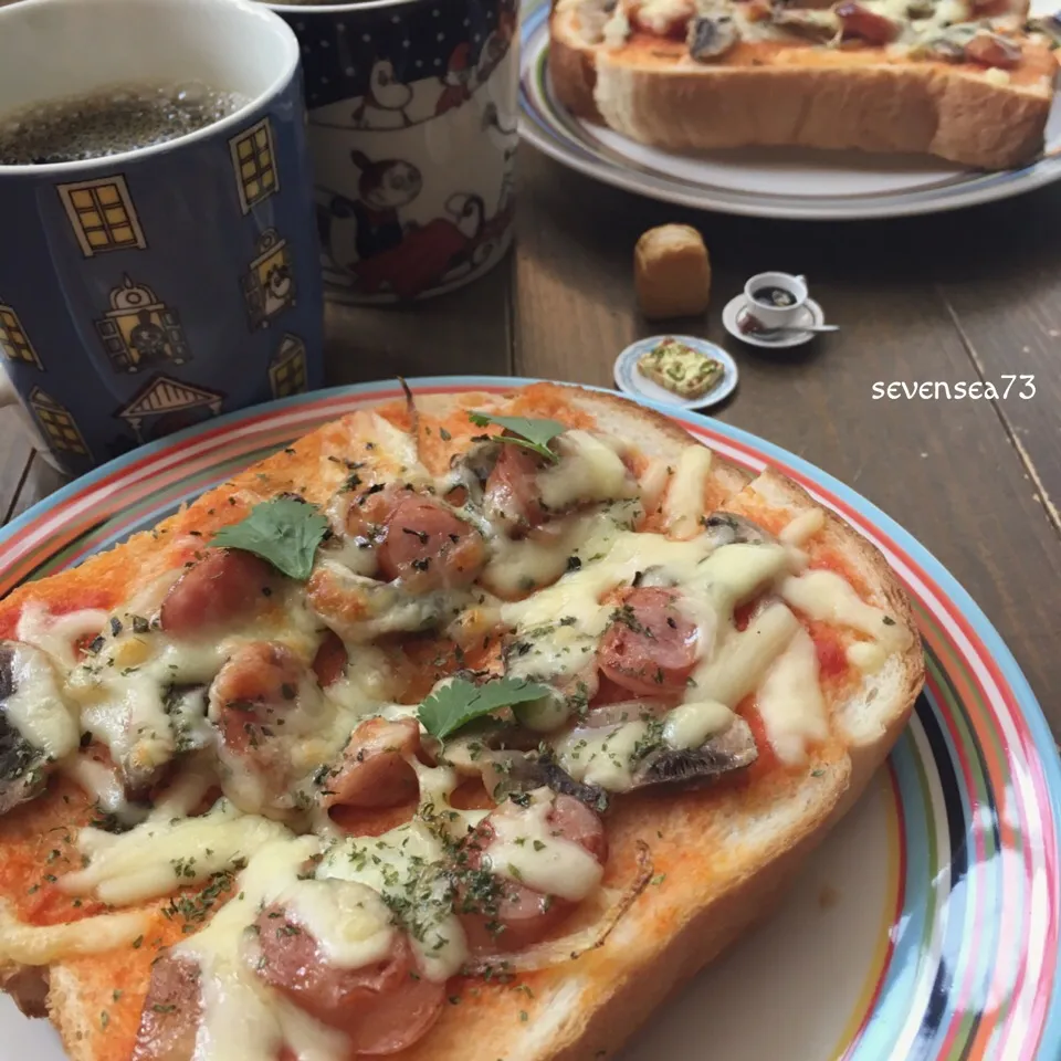 Snapdishの料理写真:ナメダ珈琲とアルモンデ・ピザトースト☕️ʕ-̼͡-ʔ|七海さん