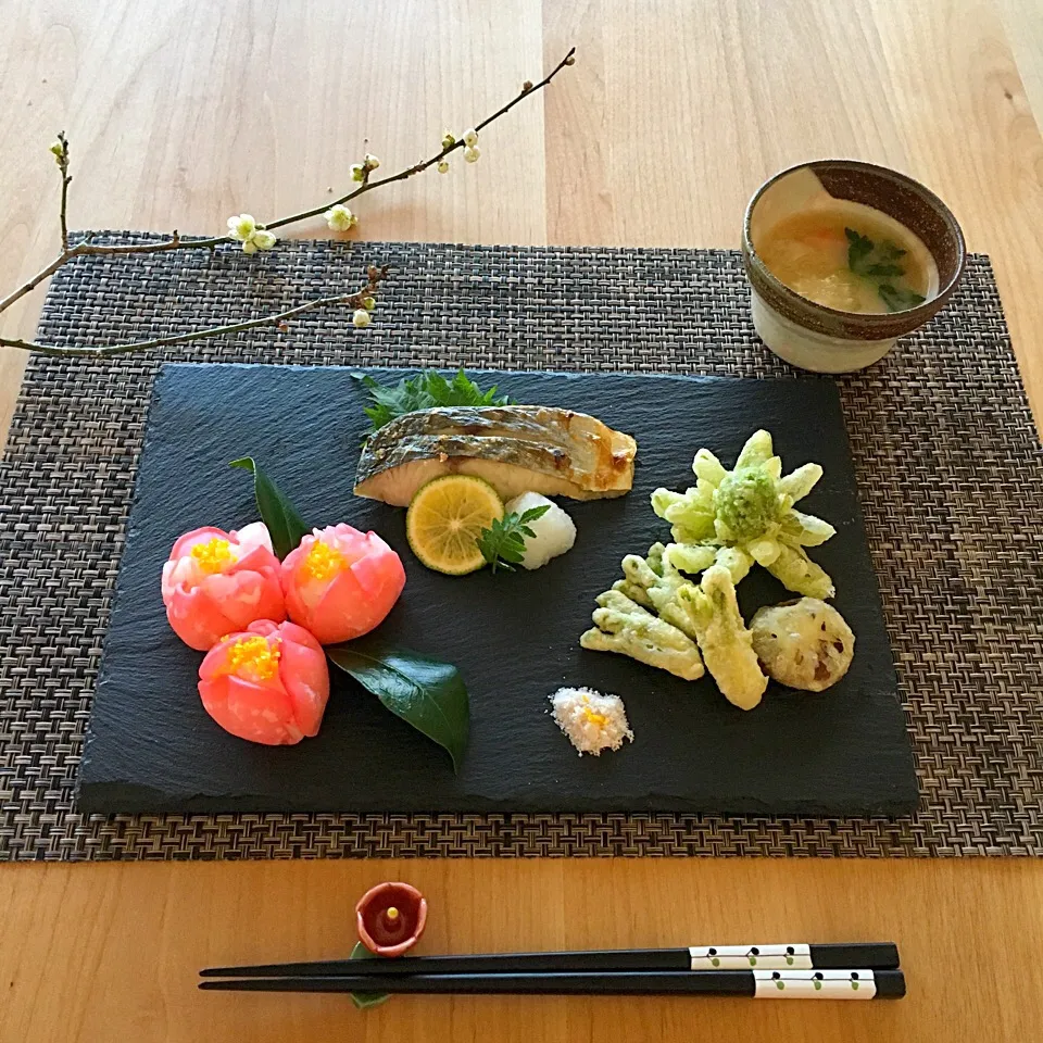 Snapdishの料理写真:椿手毬寿司 朝ごはん|jarinkoさん