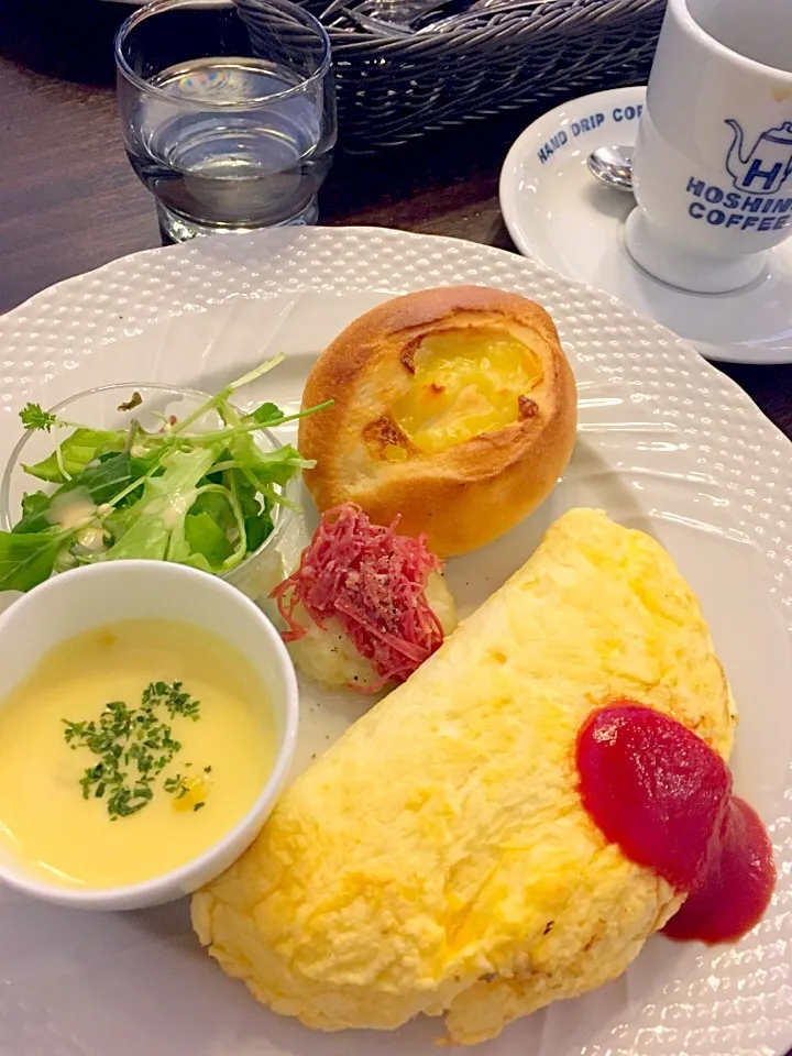 Snapdishの料理写真:ホリデーモーニング#オムレツ #サラダ #珈琲 #星野珈琲|MIEKO 沼澤三永子さん