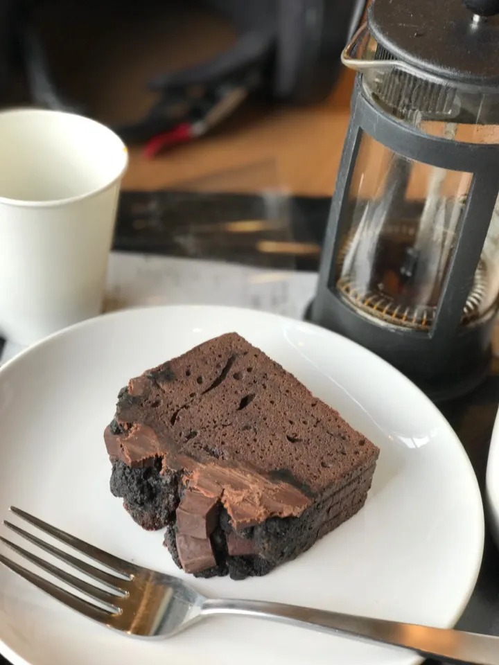 おはようございます。今日の朝食はチョコレートケーキ。|織友さん