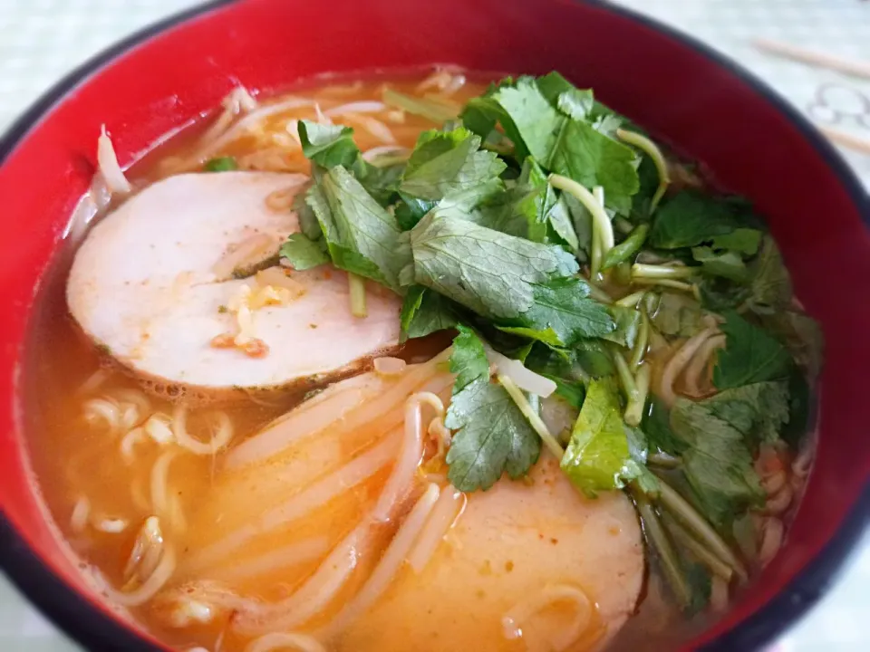 インスタントラーメン😊鶏ハムのっけてみました😊
怠けて過ごす日曜日の昼飯😊|Mitsuhiro.Sさん