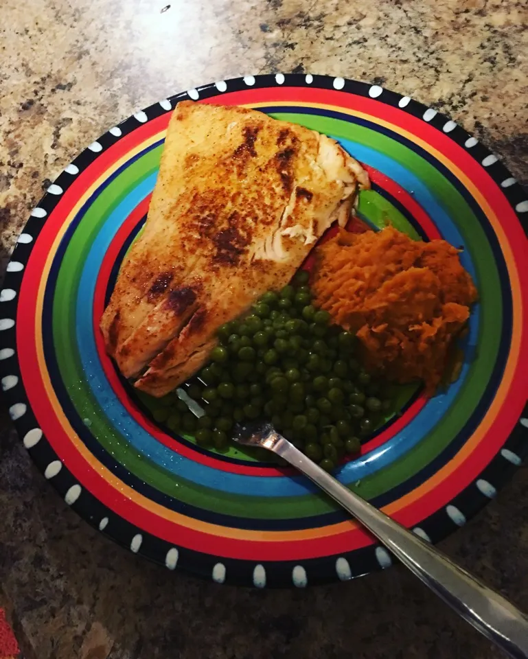 Fresh Salmon Fillet
Mashed Sweet Potatoes 
Green Peas|Eugene Bracyさん