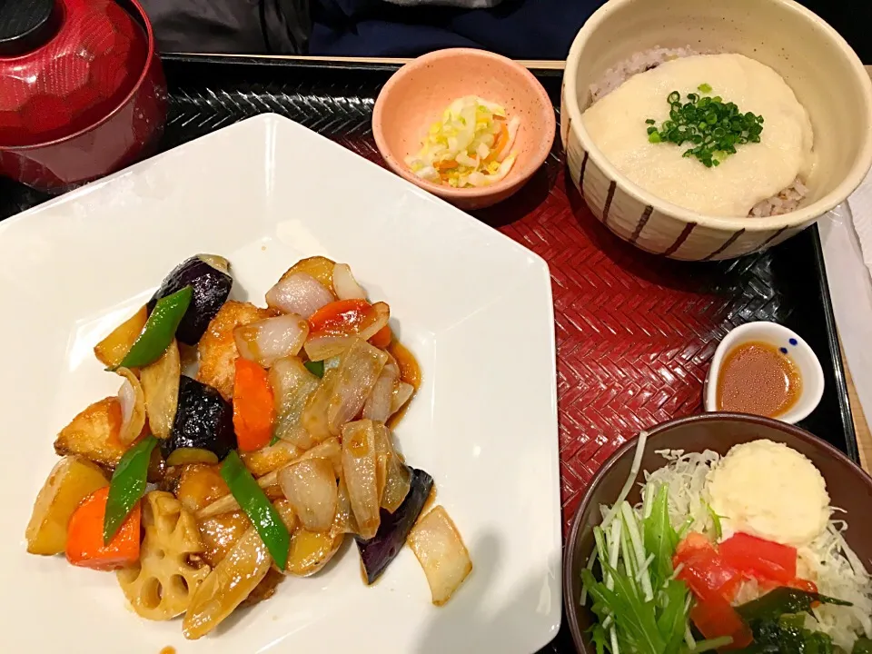 大戸屋/真だらと野菜の黒酢あん定食＋とろろをトッピング😋|フージさん