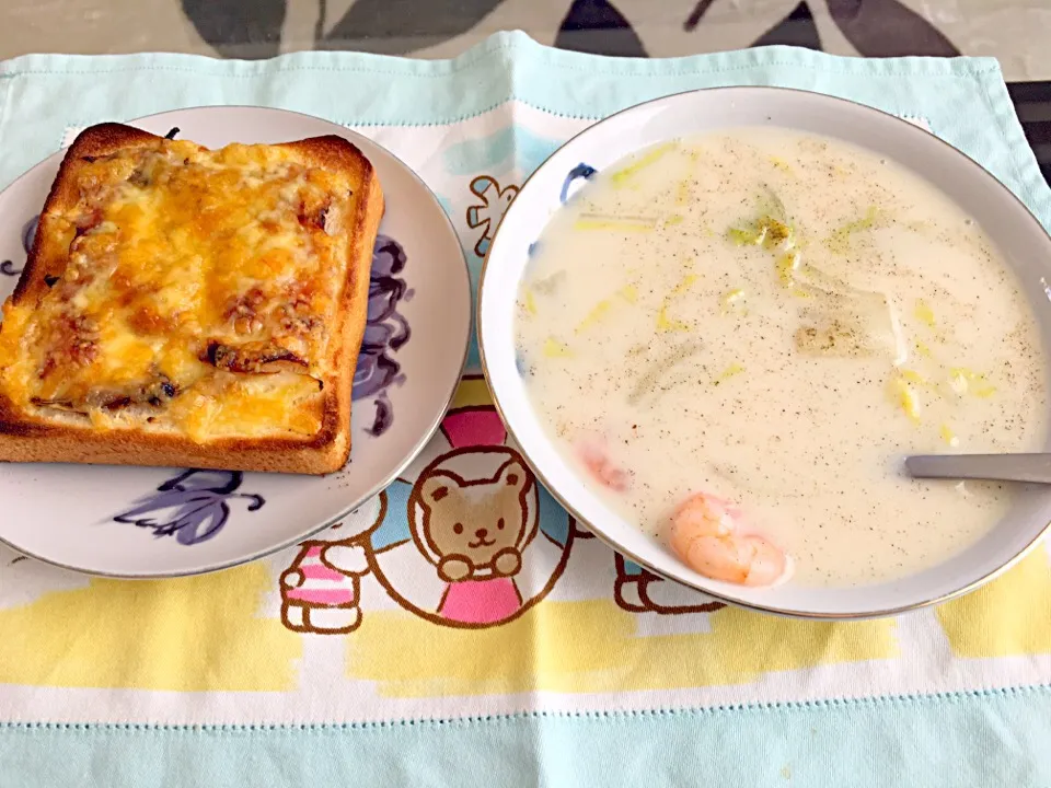 むきえびと白菜のミルクスープ
ベーコン🥓オニオンチーズトースト

#残り物消費
#朝食|Miyuさん