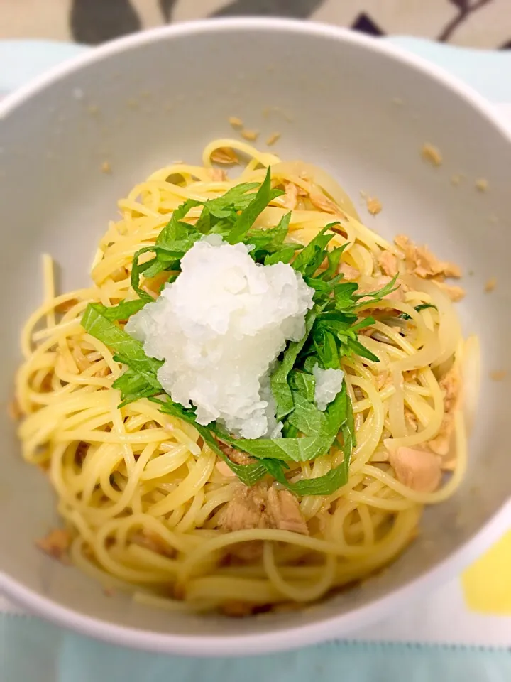 シーチキンと玉ねぎの和風パスタ🍝〜おろしそをのせて
#残り物消費 
#ランチ#昼食#お昼ごはん|Miyuさん