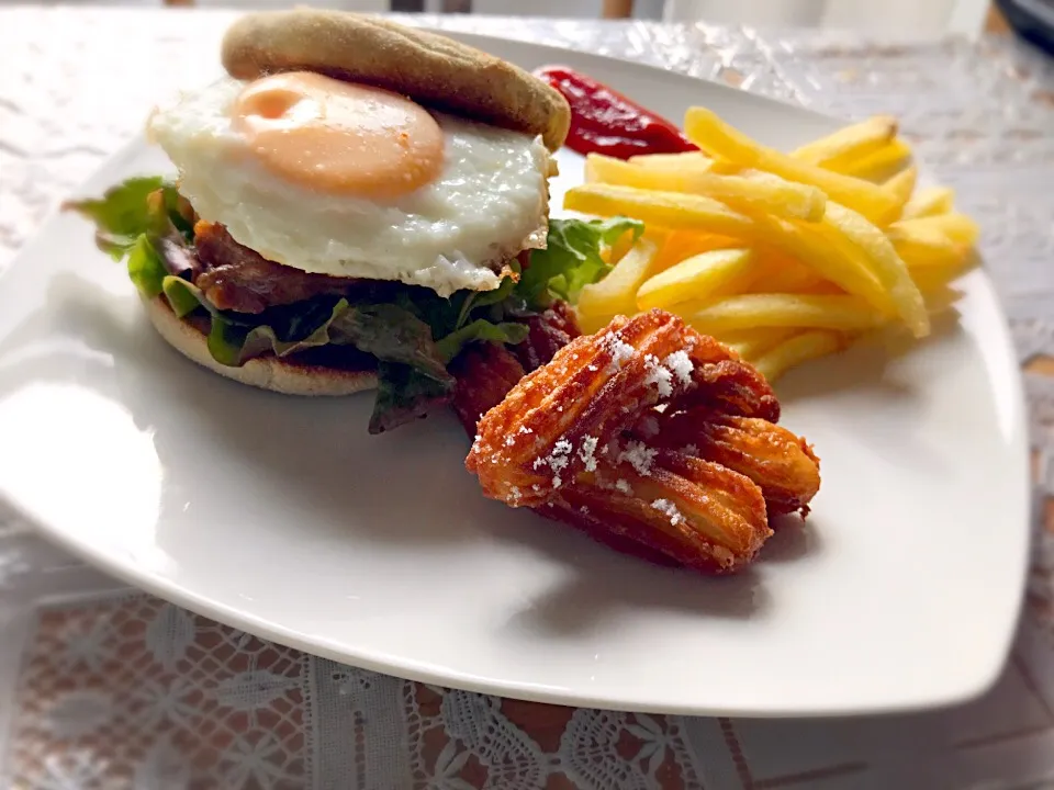 今日のランチ 🍽イングリッシュマフィンチキンバーガー|なっぴさん