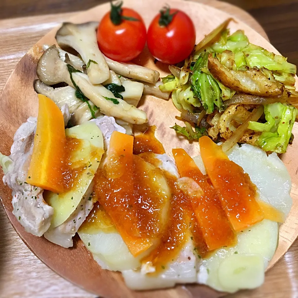 Snapdishの料理写真:1.29
・豚ロースとじゃがいもの重ね煮
・エリンギの大葉にんにくバター醤油
・キャベツと竹輪のカレーコンソメ炒め|たまさん