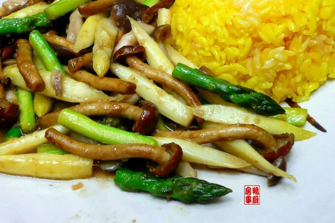 Snapdishの料理写真:saute asparagus and mushroom with saffron rice|steven z.y.さん