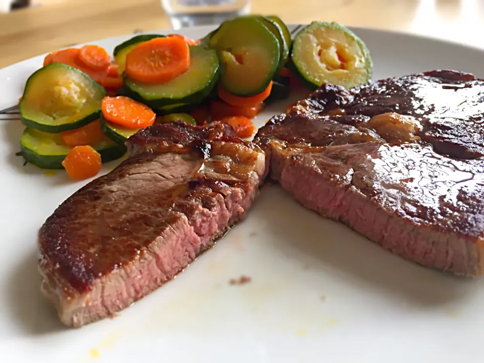 Ribeye steak with carrots and courgettes|Gusto Agostiさん