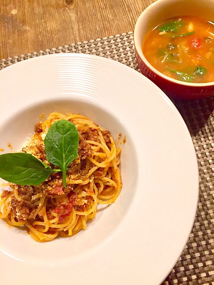 日曜日のパスタ🍝
我が家の定番、ミートソース、ミネストローネ🍅|まみりんごさん