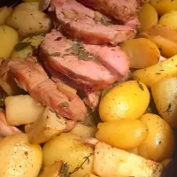 Oven Dish made of lean pork rollade wrapped in pancetta, flambé in Calvados. Cooked with potatoes, apple parts an lots of garlic cloves|Johan van de Beekさん