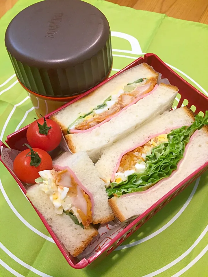 パパたろ弁当

食パンから焼いての〜
サンドイッチ弁当🍱
野菜たくさんスープ|ひななぎさん