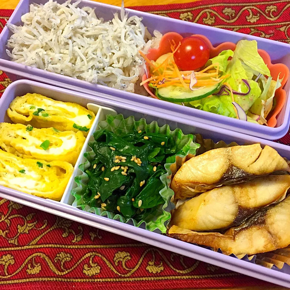 塩サバとほうれん草の胡麻和えとしらすご飯弁当|もえさん