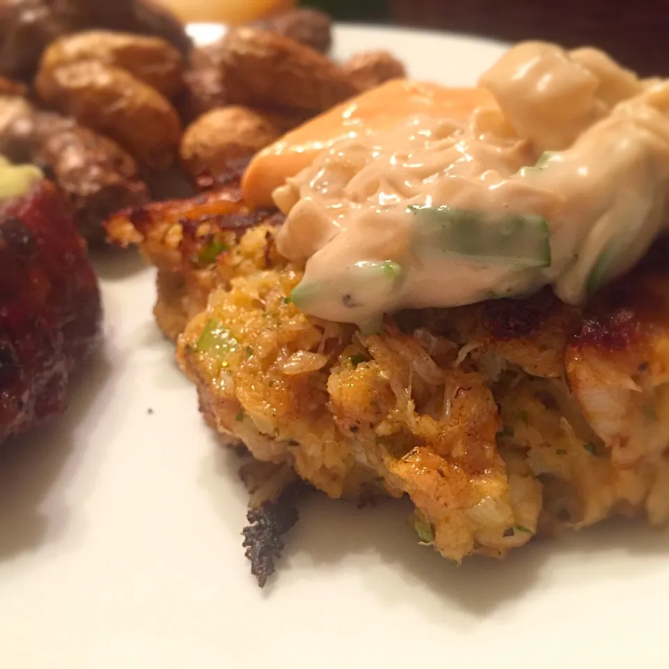 Pan fried crab cakes with Sriracha mayo and a smoked onion roumelade|TJ McAfoosさん