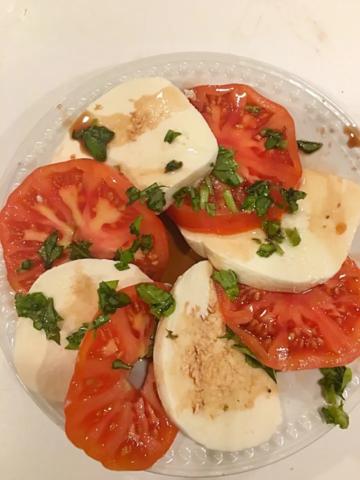 Fresh mozzarella with heirloom tomatoes drizzled with balsamic vinegar and olive oil sprinkle with fresh chopped basil|Garthoneさん