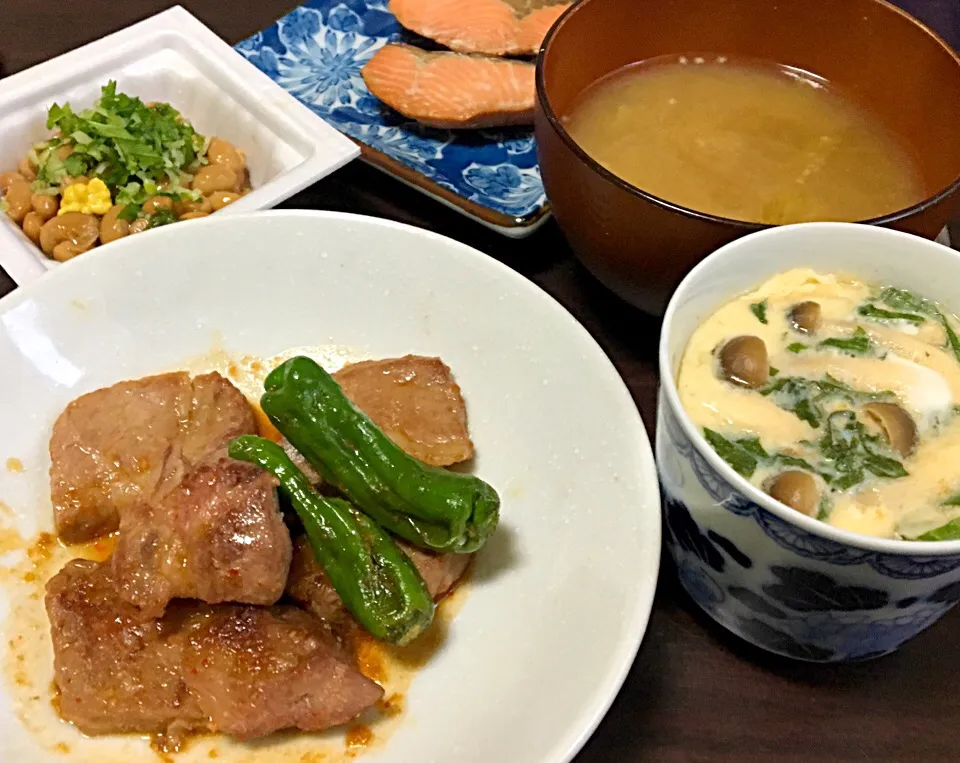 Snapdishの料理写真:朝ごはん  イベリコ豚の焼肉  鮭の幽庵焼き 茶碗蒸し 納豆 白飯 きのこの味噌汁p|ぽんたさん