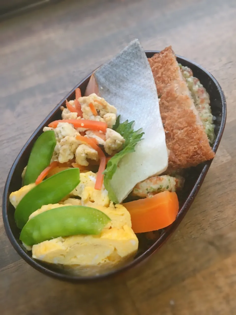 Snapdishの料理写真:今日のお弁当
・茹でシャケのり弁
・だし巻き卵
・豆腐そぼろ
・ハムカツ
・竹輪の磯辺揚げ
・蒸し人参|akiさん