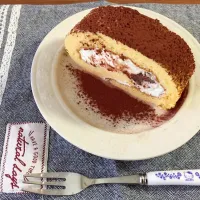 Snapdishの料理写真:生チョコ入りロールケーキ|もつさん