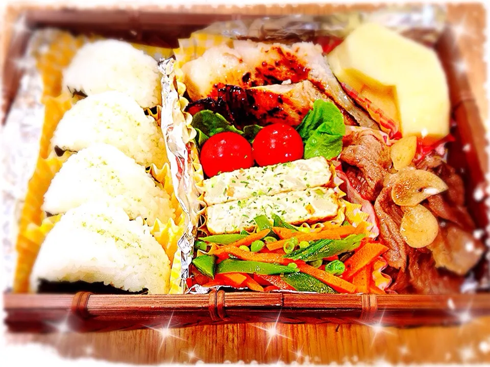 ランチミーティングお弁当。牛肉醤油バターにんにく炒め⇨臭うかしら。西京焼き、塩握りなど。|泡子さんさん