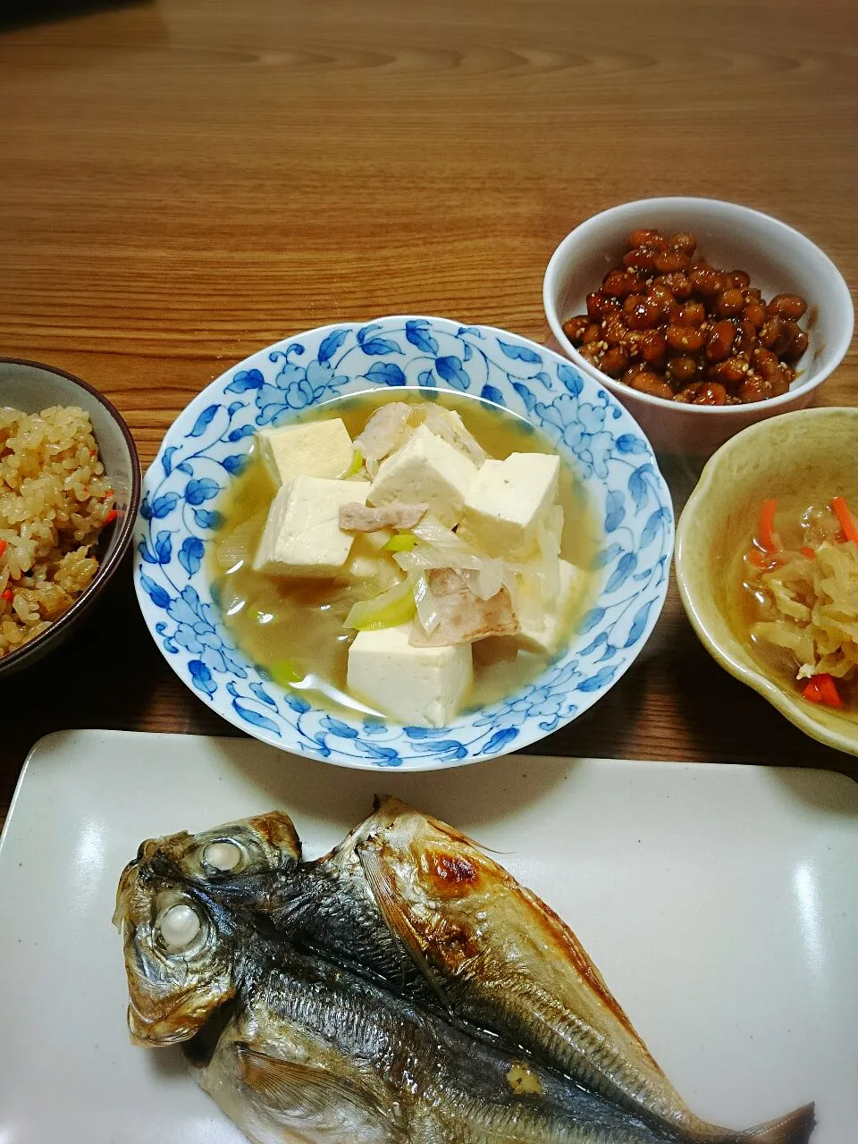 ・鯵の干物
・切り干し大根の煮物
・肉ほとんど無い肉豆腐
・大豆の甘酢炒め
・かやくご飯|ようかんさん