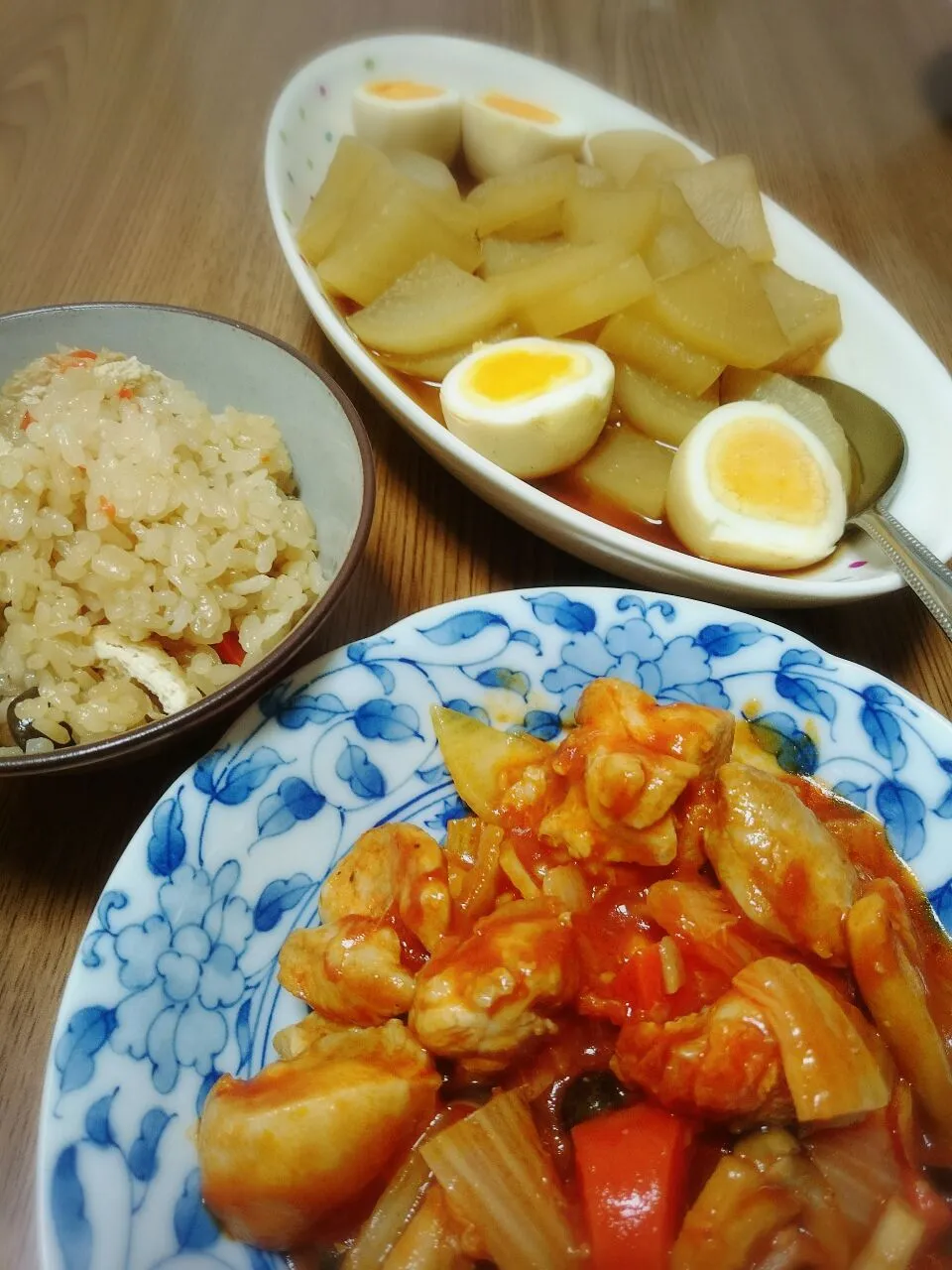 Snapdishの料理写真:・鶏もも肉のトマト煮
・大根と卵の煮物
・かやくご飯|ようかんさん