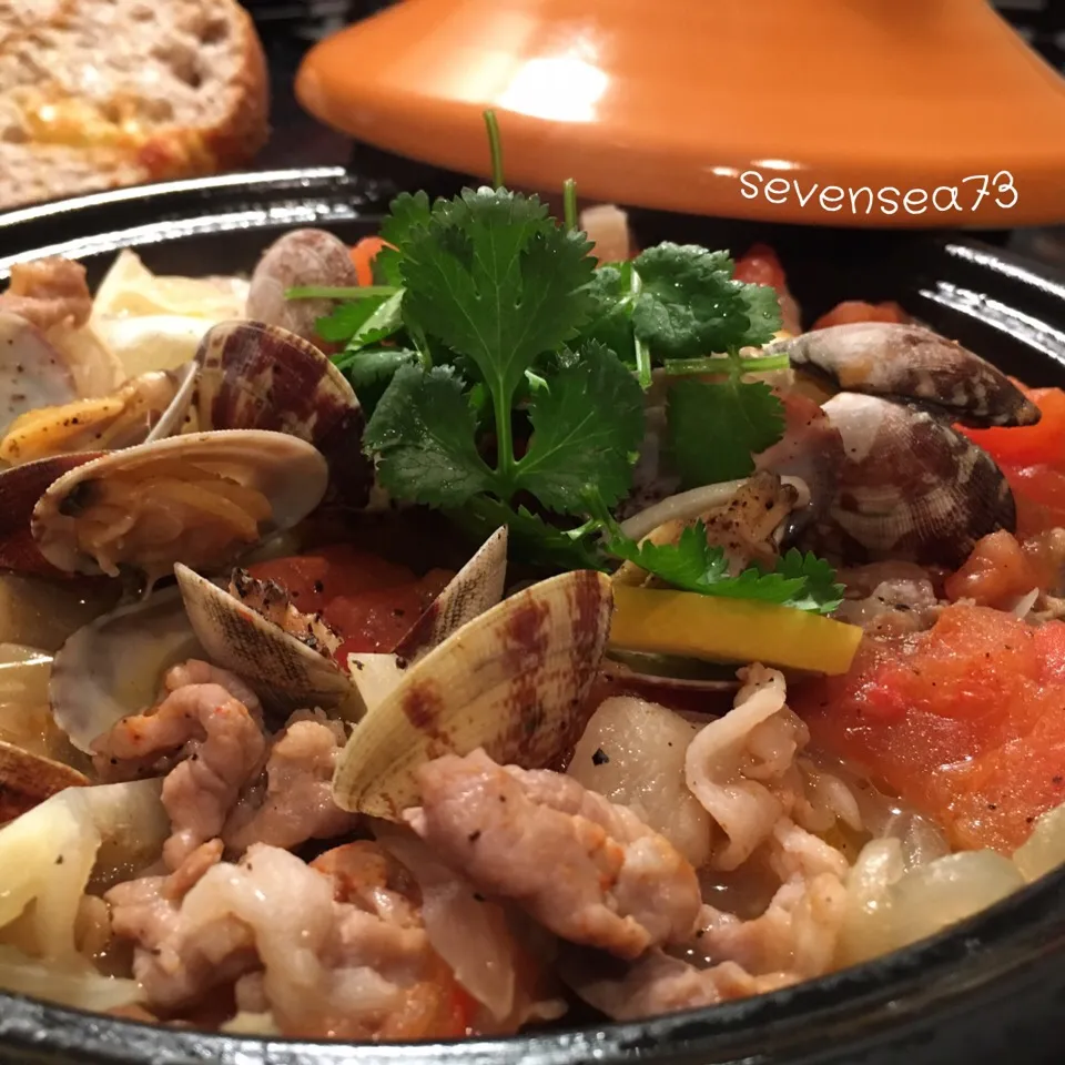 タジタジ☆タジン あさりと豚肉の蒸し煮ポルトゲーズʕ-̼͡-ʔ🇵🇹|七海さん