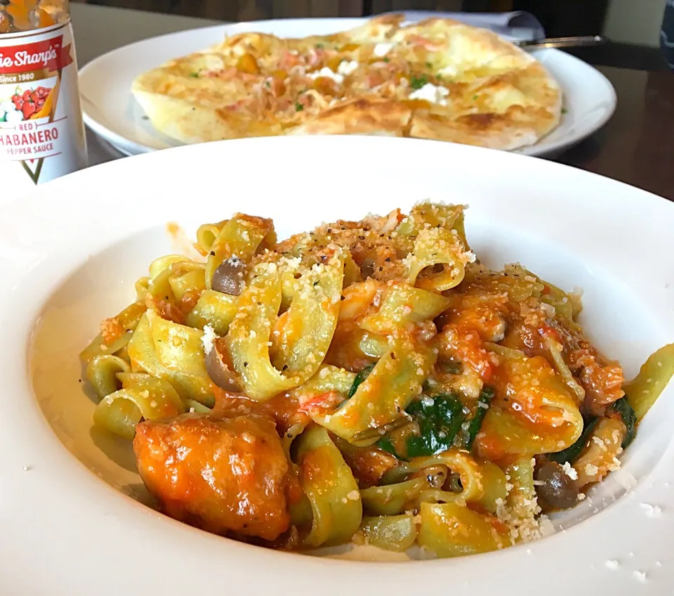 昼ごはん  仔牛のトスカーナ風煮込み 菜花を練り込んだタリアテッレ&桜えびとカボチャ、リコッタチーズのピザ|ぽんたさん