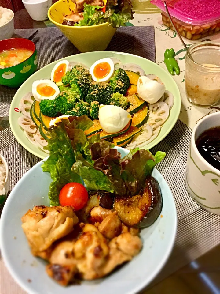 鶏肉マリネ焼きと味噌マヨネーズドレッシングのホットサラダと浸し豆とコンソメスープ|ケロケロみんさん