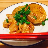 焼き大根と鶏肉の味噌バター煮。 どろりとした味噌バターのタレがご飯にあう。カラダもあったまる。  #焼き大根#大根#味噌バター#大根と鶏肉|satolandさん