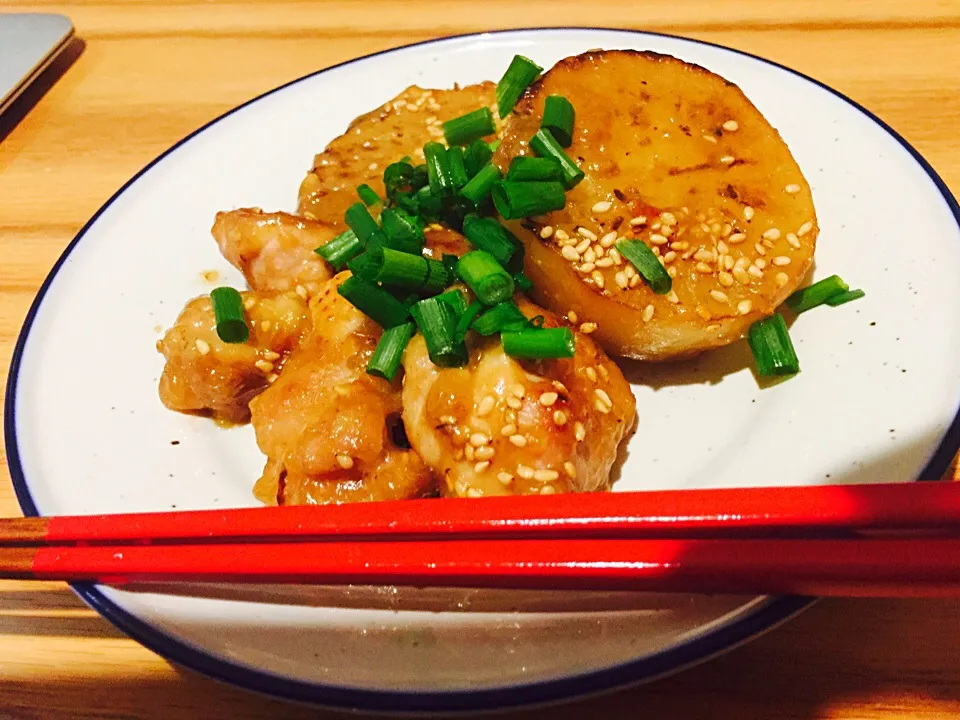 焼き大根と鶏肉の味噌バター煮。 どろりとした味噌バターのタレがご飯にあう。カラダもあったまる。  #焼き大根#大根#味噌バター#大根と鶏肉|satolandさん