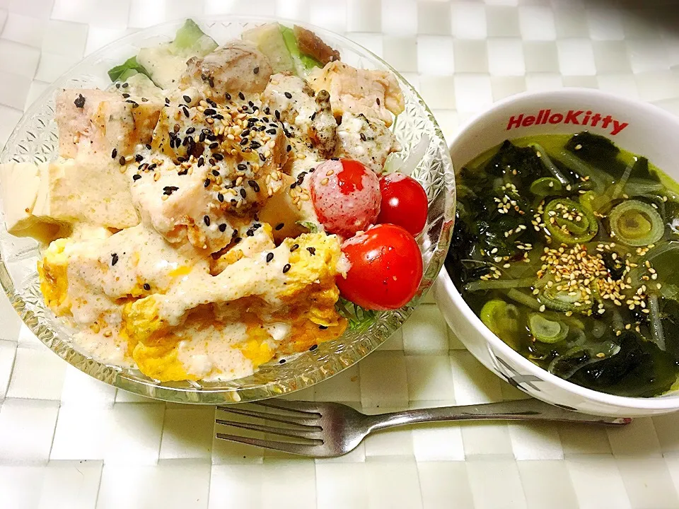 ボリュームチキンサラダとわかめスープ🥗🍖|くろねこっく🐈‍⬛さん