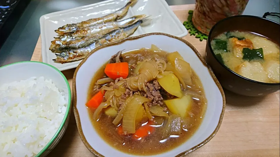 ひき肉の肉じゃが、ししゃも、味噌汁|おむすびさん