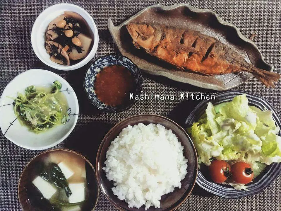 今日の夜ご飯🍚
●鯵の丸ごとカリカリ揚げ＆チリソース
●豆腐とほうれん草のお味噌汁
●レタスとトマトのサラダ
●里芋とヒジキの煮物
●豆苗の中華風炒め|Kashimanakitchenさん