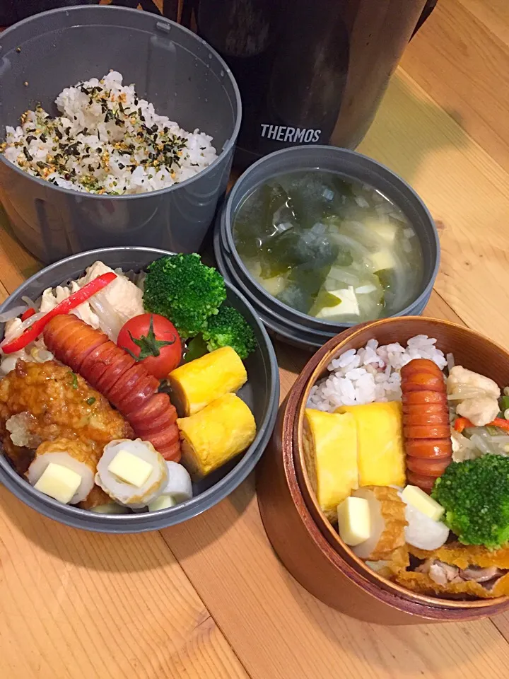 Snapdishの料理写真:ふたり弁当

ふりかけごはん
卵焼き
アジフライ
れんこんバーグ
ちーちく
鶏肉ともやしカラーピーマンの中華炒め
ソーセージ
ブロッコリー
ミニトマト
お味噌汁(豆腐 玉ねぎ わかめ)|ひななぎさん