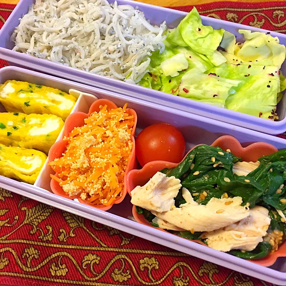 鶏ささみとほうれん草の胡麻和えとにんじんしりしりとしらすご飯弁当|もえさん