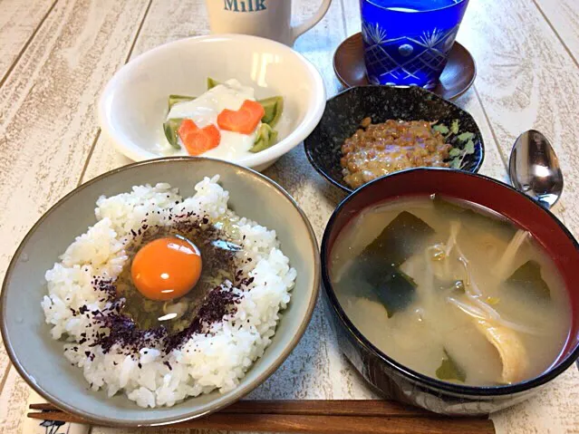 今日の男飯(＞人＜;)朝ごはんバージョン♬
納豆and味噌汁andしそ玉子かけごはんandピクルスヨーグルト♬|ひーちゃんさん