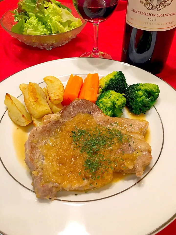 ポークステーキオニオンワインソース😋🍷|まるまさん