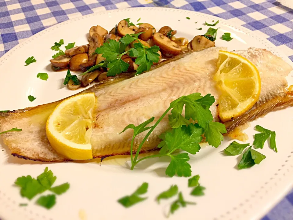 Sogliola marinata al limone 🍋 alla Mugnaia in forno con saltata di champion al prezzemolo fresco 😋😋😋|Fabio  Palmieriさん