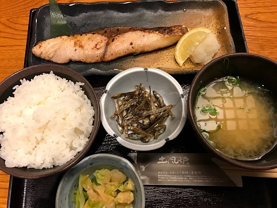 ぶりの塩焼き定食|マハロ菊池さん