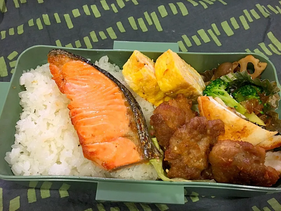 シャケと豚肉の唐揚げのお弁当。|Chiharuさん